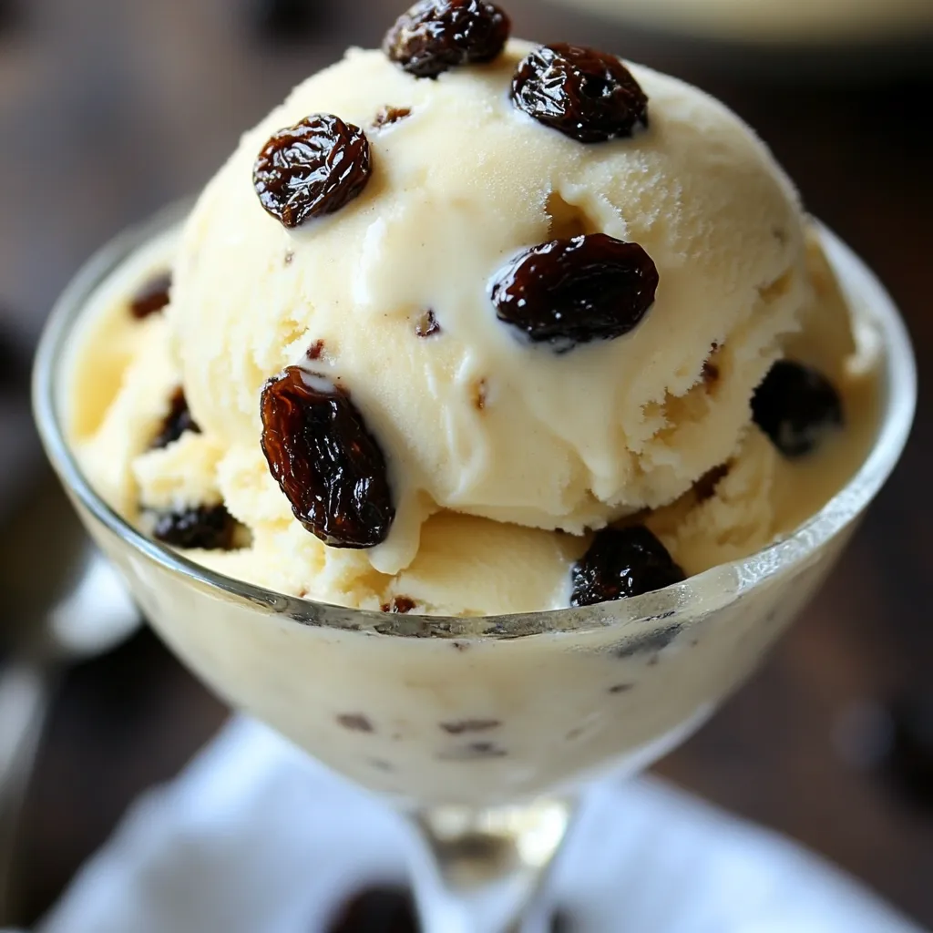 Un tazón de helado casero de ron y pasas, cremoso, con pasas visibles y servido en una mesa rústica.