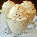 Helado casero de pedacitos en un bol con chispas de chocolate por encima.
