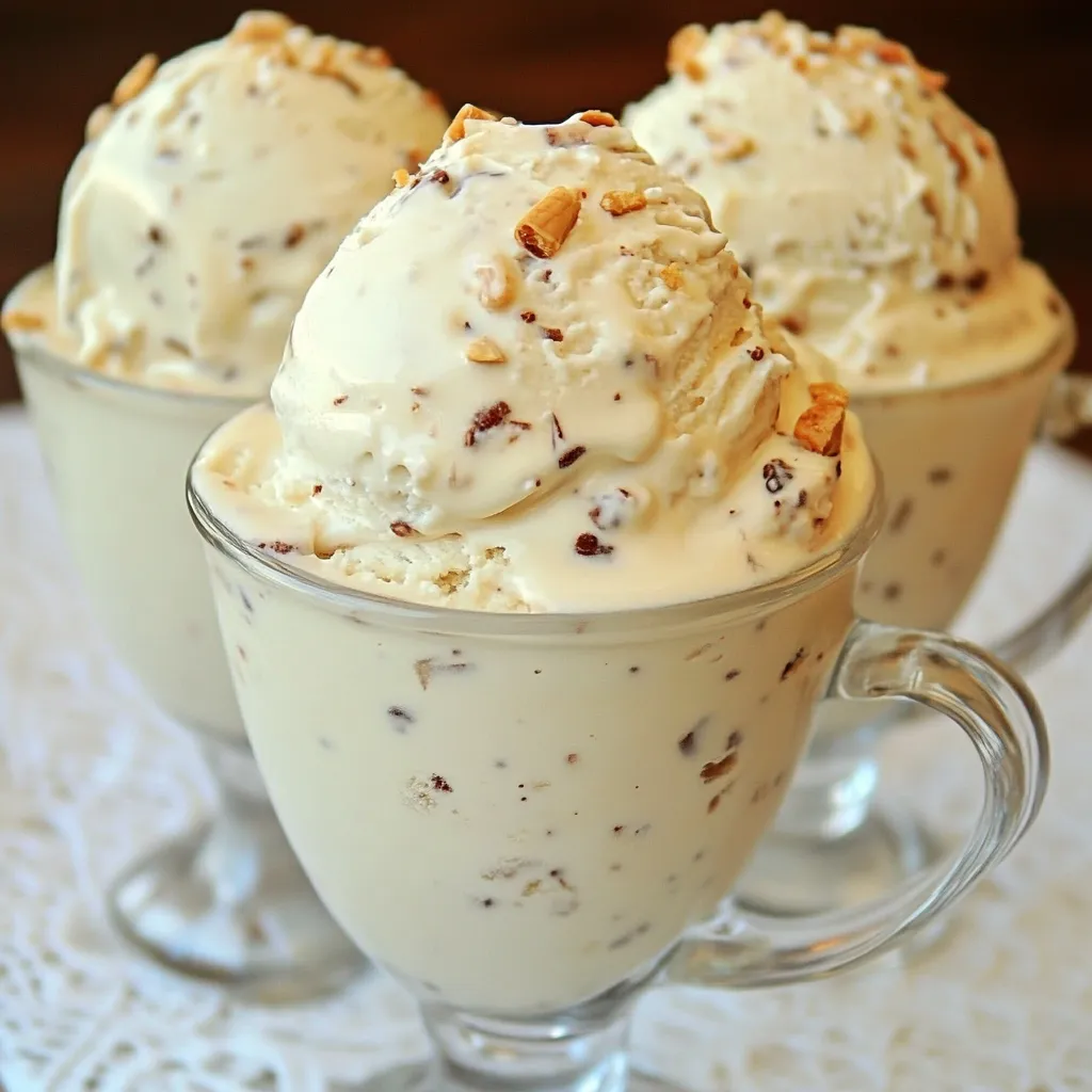 Helado casero de pedacitos en un bol con chispas de chocolate por encima.