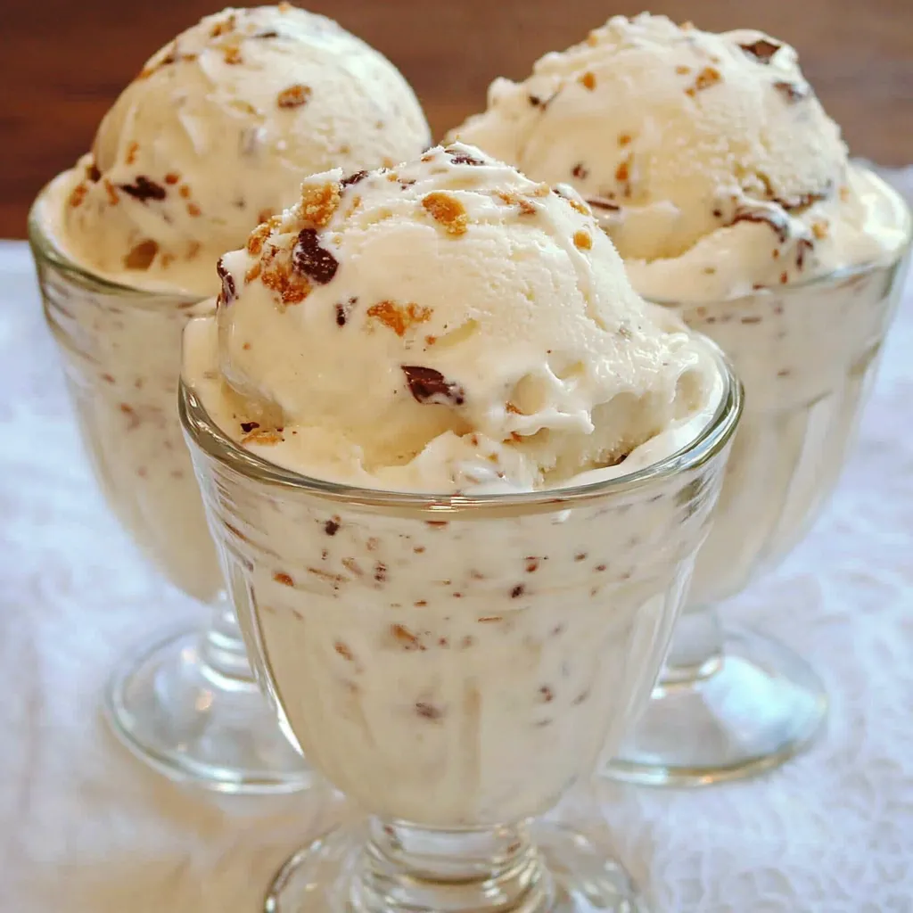 Helado casero de pedacitos en un bol con chispas de chocolate por encima.