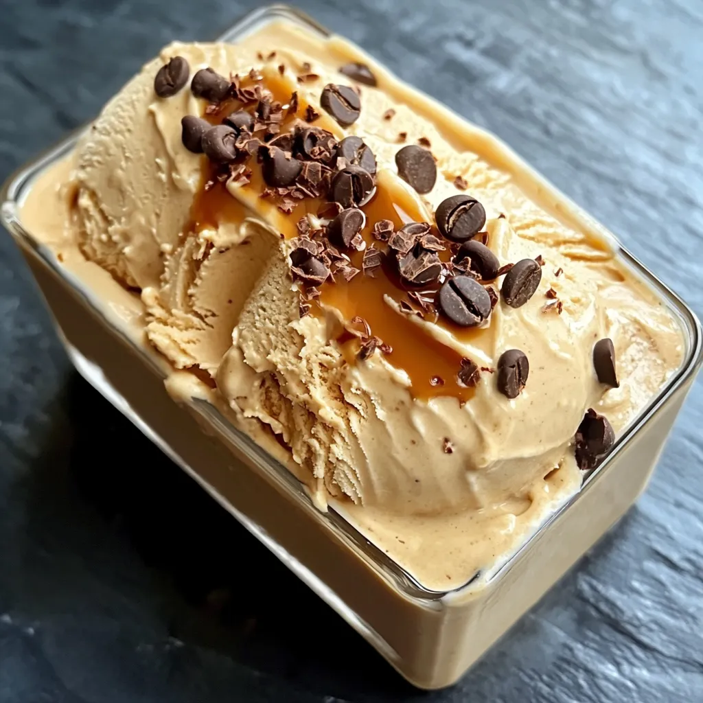 Helado de café casero servido en un tazón con granos de café y chocolate rallado