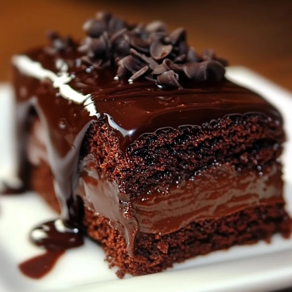 Un delicioso pastel de chocolate recién horneado, con textura esponjosa y decorado con azúcar glass.