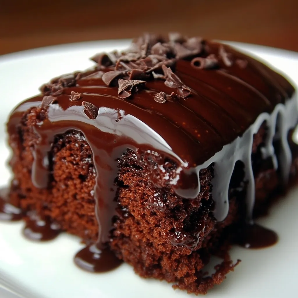 Un delicioso pastel de chocolate recién horneado, con textura esponjosa y decorado con azúcar glass.