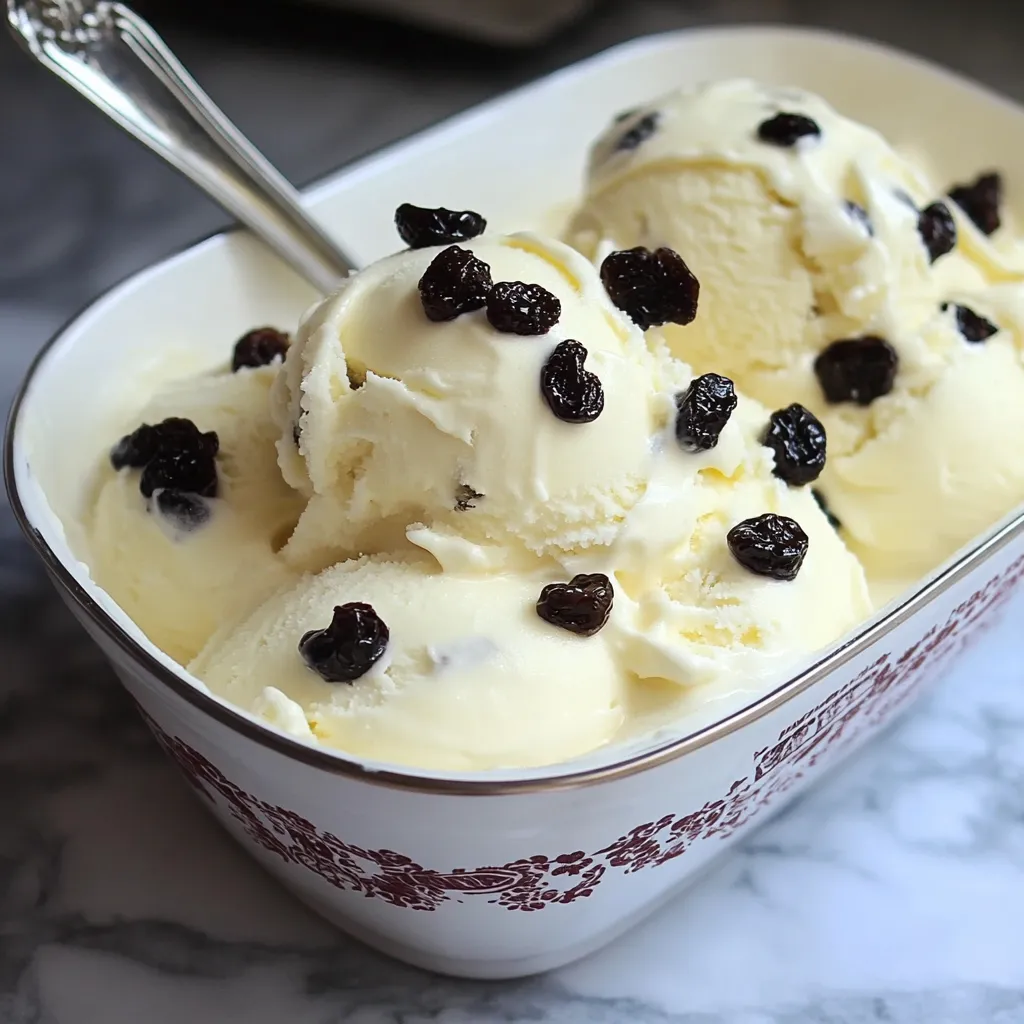 Helado de ron con pasas servido en un tazón con pasas decorativas