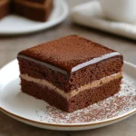 Bizcochuelo esponjoso de cacao con cobertura crujiente servido en una bandeja