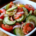 Ensalada de pepino, cebolla morada y tomate servida fría