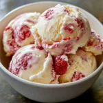 Helado casero de fresa y vainilla servido en copa, con efecto marmoleado