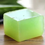 Jabón casero de sábila recién hecho en moldes de silicona
