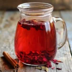 Taza de infusión de flor de jamaica con canela y hojas de laurel servida caliente