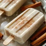 Paletas de horchata con canela servidas en una bandeja con canela en rama