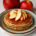 Panqueques caseros de avena y manzana servidos con frutas frescas