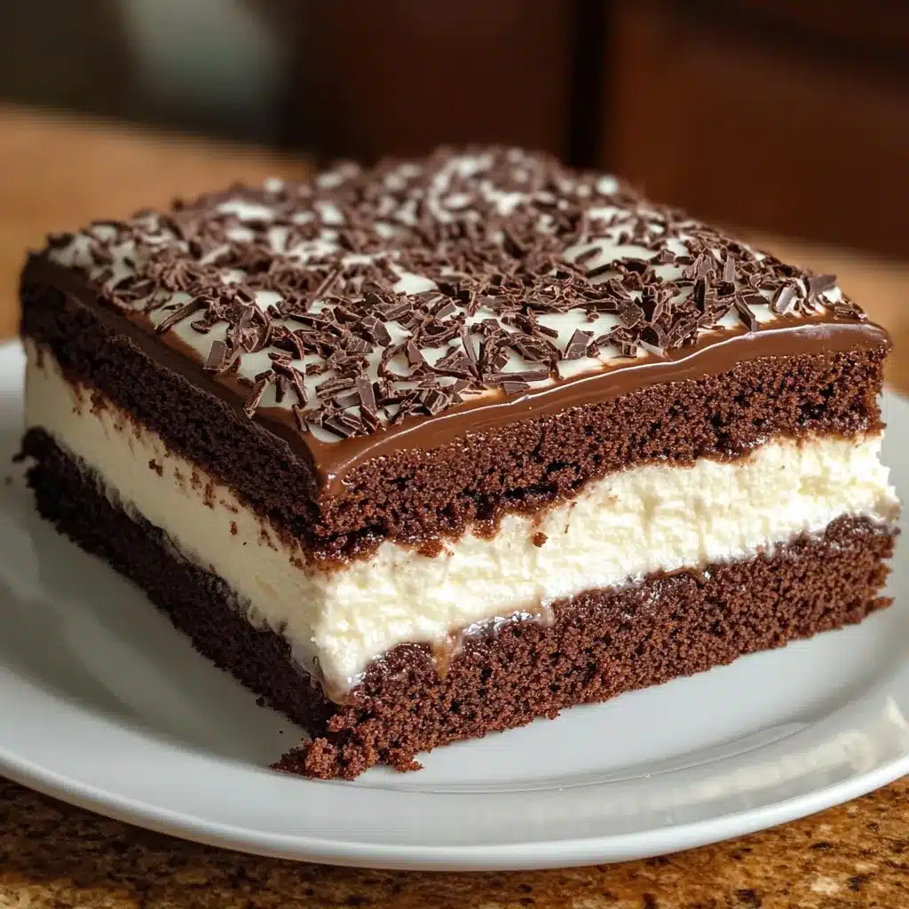 Rebanada de pastel helado de prestigio con capas de chocolate y crema de coco en un plato blanco