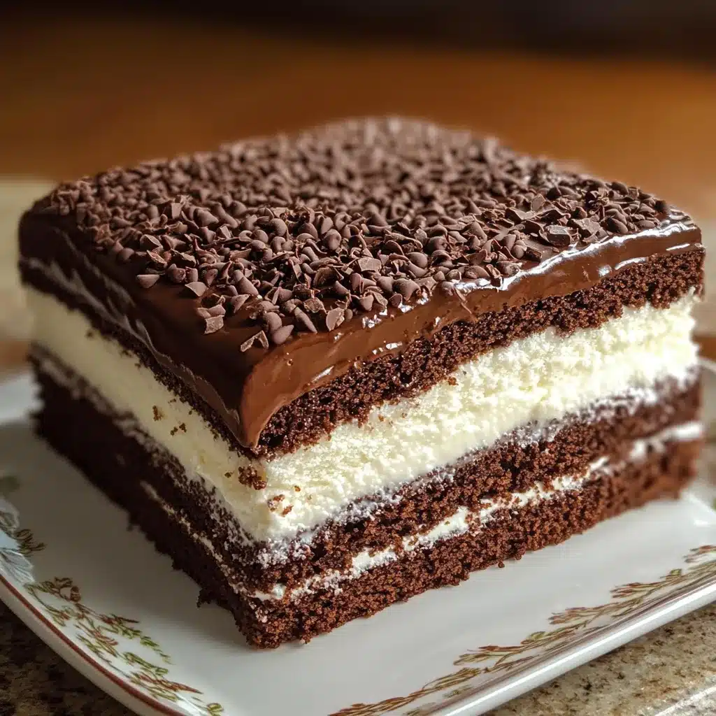 Rebanada de pastel helado de prestigio con capas de chocolate y crema de coco en un plato blanco