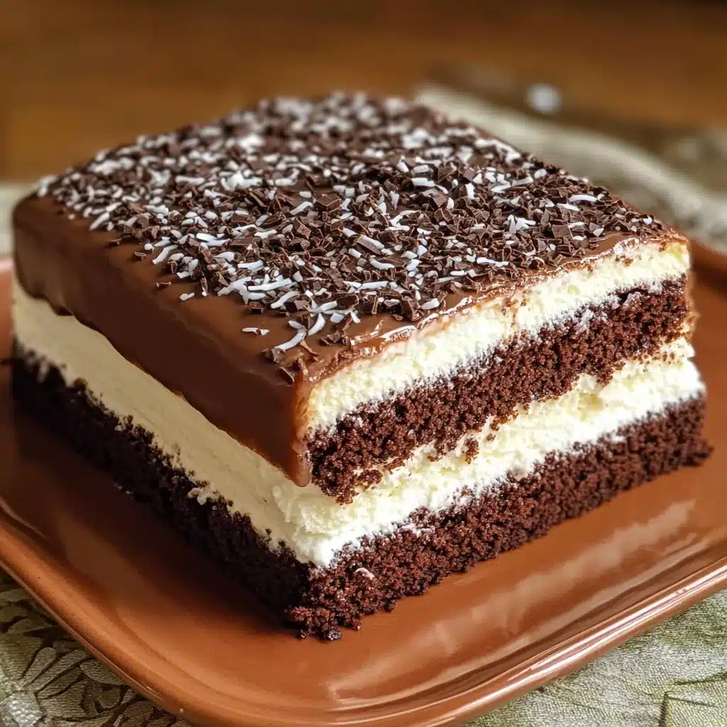 Rebanada de pastel helado de prestigio con capas de chocolate y crema de coco en un plato blanco