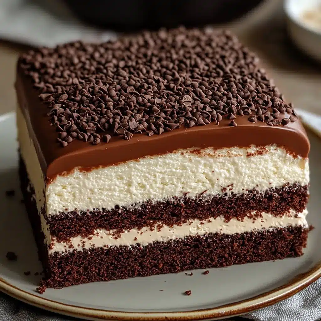 Rebanada de pastel helado de prestigio con capas de chocolate y crema de coco en un plato blanco