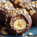 Trufas energéticas de avena, banana y cacao servidas en plato blanco.