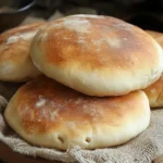 Pan casero rápido cocinado en sartén o microondas con corteza dorada y textura esponjosa