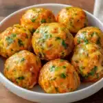 Albóndigas vegetarianas crujientes servidas con salsa de tomate casera