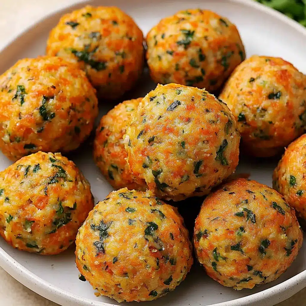Albóndigas vegetarianas crujientes servidas con salsa de tomate casera