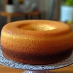 Bizcocho gigante casero con efecto marmolado y corte esponjoso, recién horneado.