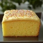 Rebanada de bizcocho de mantequilla esponjoso sobre plato blanco