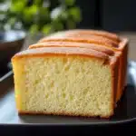 Bizcocho esponjoso casero recién horneado, con textura aireada, servido en una bandeja de madera