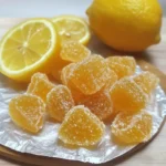 Caramelos para la tos caseros recién preparados sobre papel encerado