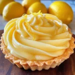 Crema pastelera de limón casera servida en un bol blanco, con ralladura de limón encima.