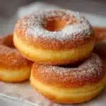 Donas esponjosas recién fritas cubiertas con azúcar granulada