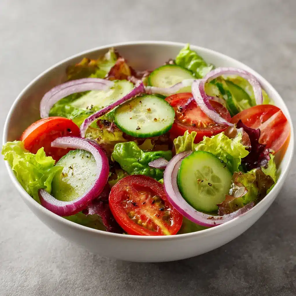 Ensalada griega servida en plato blanco con tomates, aceitunas y queso feta