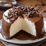 Pastel helado casero con cobertura de chocolate servido en plato blanco