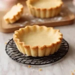 Masa para tartaleta casera estirada y colocada en un molde antes de hornear