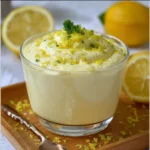 Mousse de limón casero servido en copas con ralladura de limón por encima