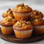 Magdalenas caseras de nueces y manzana recién horneadas sobre una rejilla