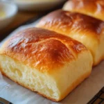 Pan de yogur sin carbohidratos recién horneado en molde de silicona