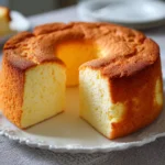 Pastel casero integral esponjoso recién horneado en molde circular
