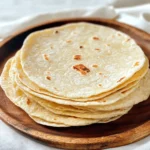 Tortilla de harina de almendra keto cocinada en sartén, lista para servir