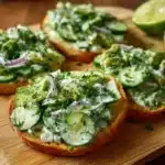 Tostadas con crema de aguacate y ensalada de pepino sobre pan crujiente