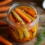 Zanahorias en escabeche mexicanas caseras en frasco de vidrio