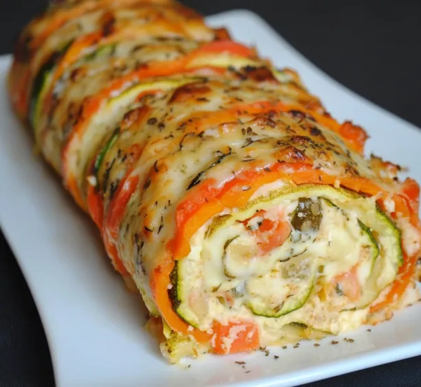 Rollo de verduras relleno con base horneada y relleno cremoso de espinacas