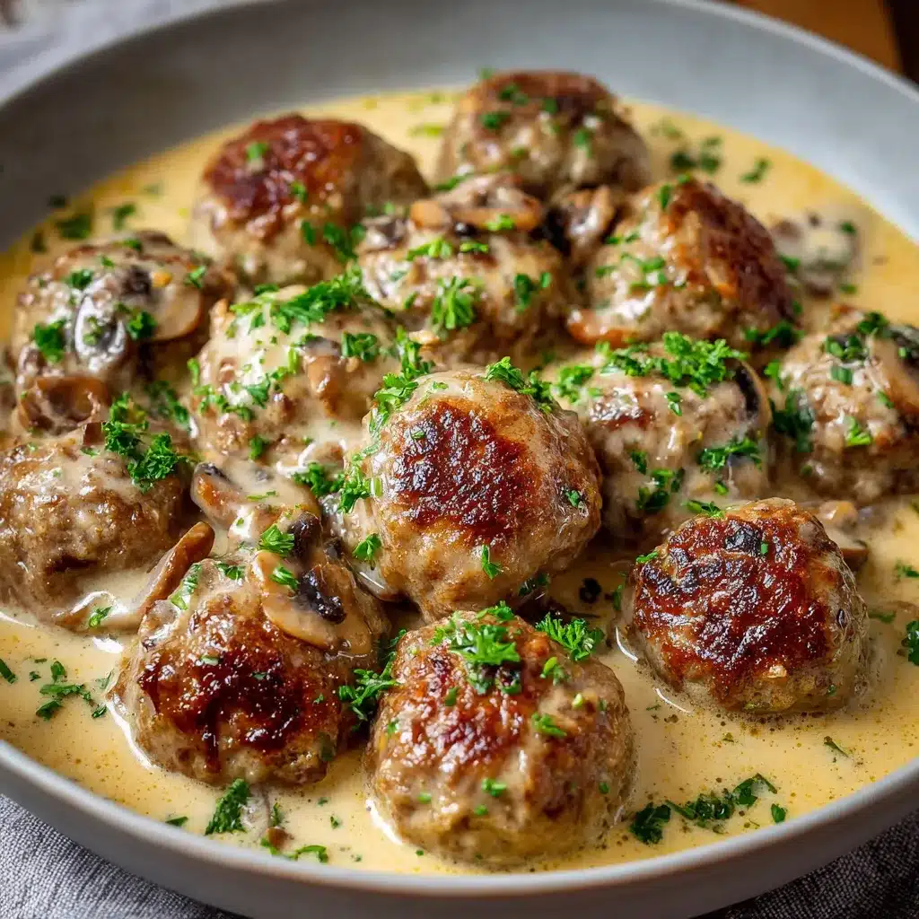 Albóndigas caseras en salsa cremosa de champiñones sobre un plato blanco