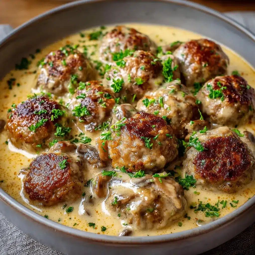 Albóndigas caseras en salsa cremosa de champiñones sobre un plato blanco