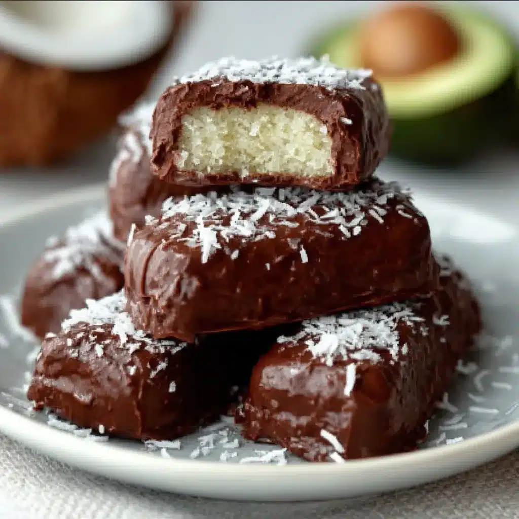 Barritas saludables y nutritivas de coco bañadas en chocolate oscuro sobre papel manteca