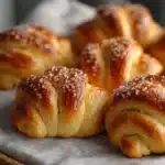 Bollos dulces recién horneados espolvoreados con azúcar