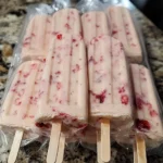 Bolis de fresas con queso crema servidos en bolsitas transparentes, listos para disfrutar