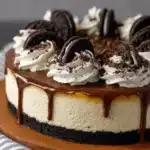 Cheesecake de Oreo sin horno sobre plato blanco decorado con galletas Oreo