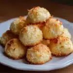 Cocadas caseras recién horneadas sobre una bandeja de horno con papel pergamino