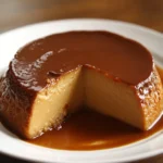 Chocoflán recién desmoldado con capas perfectas de flan y bizcocho de chocolate