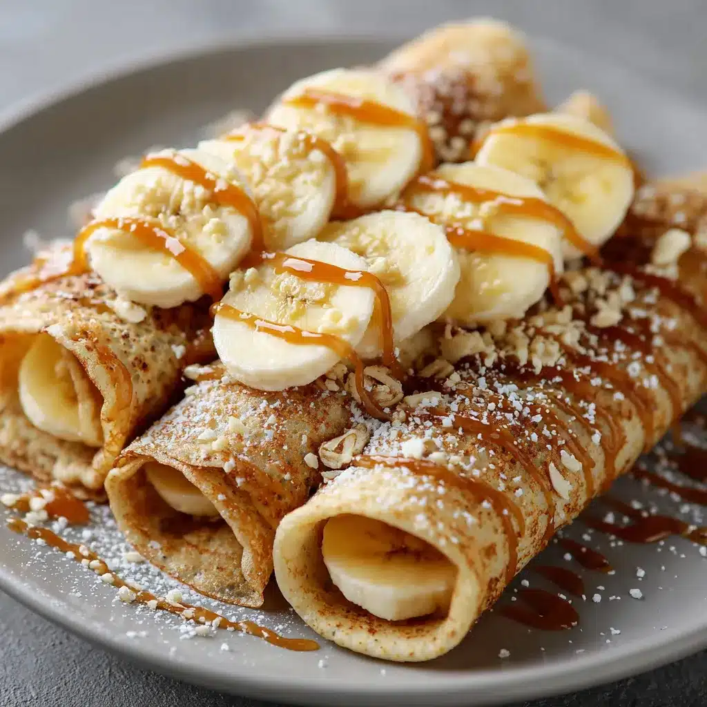 Crepas de avena con plátano servidas con rodajas de fruta y yogur