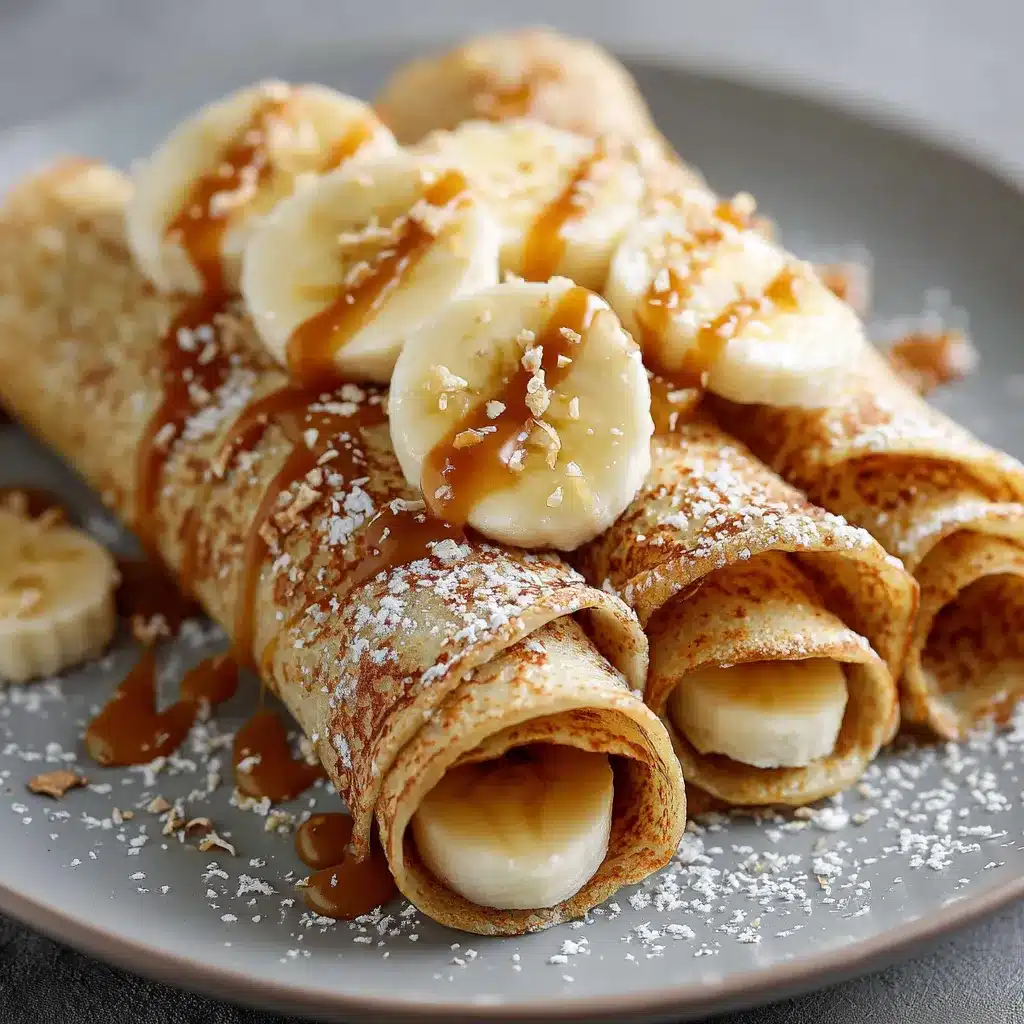 Crepas de avena con plátano servidas con rodajas de fruta y yogur